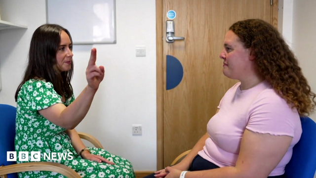 A therapist with her hand in the air in front of a patient demonstrating what Eye Movement Desensitisation and Reprocessing (EMDR) therapy is.